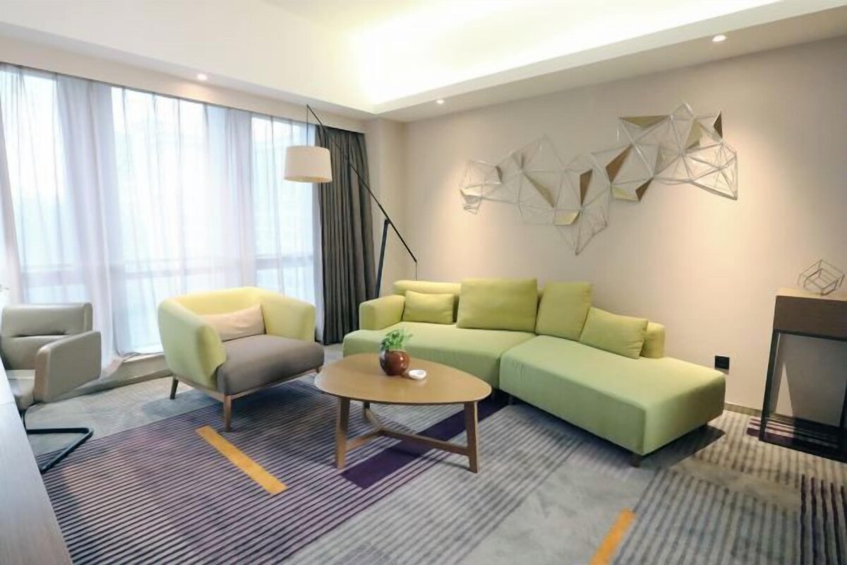 Una sala de estar moderna con un sofá, un sillón y una mesita de centro.