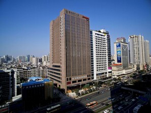 Um hotel moderno com design arrojado, com vários andares e uma entrada imponente.