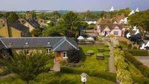 Ein Wohngebiet mit Häusern, einem Garten und einem Vogelhaus.