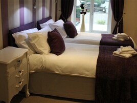 双床房 (Room 3) | 特色装修、床单