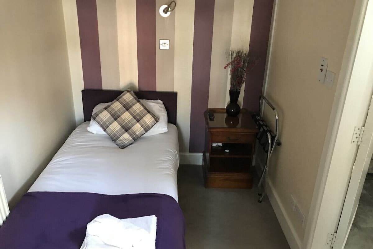 Single Room (Room 1) | Individually decorated, bed sheets