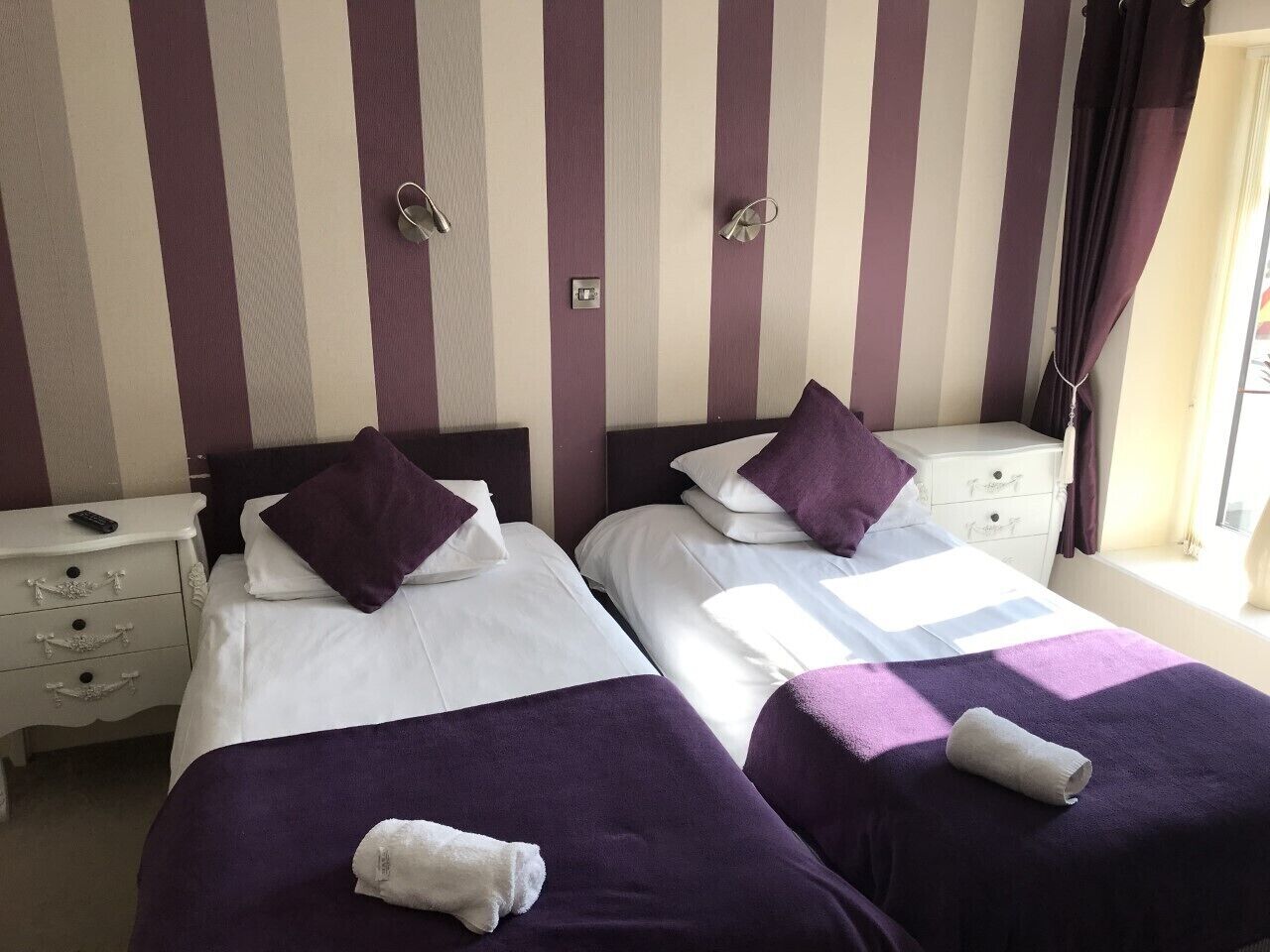 双床房 (Room 3) | 特色装修、床单