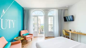 Quarto casal, vista parcial para o mar (Large) | Frigobar, cofres nos quartos, individualmente decorados, escrivaninha