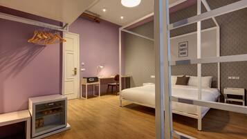 Un dormitorio moderno con cama, mesitas de noche, un escritorio y un armario.
