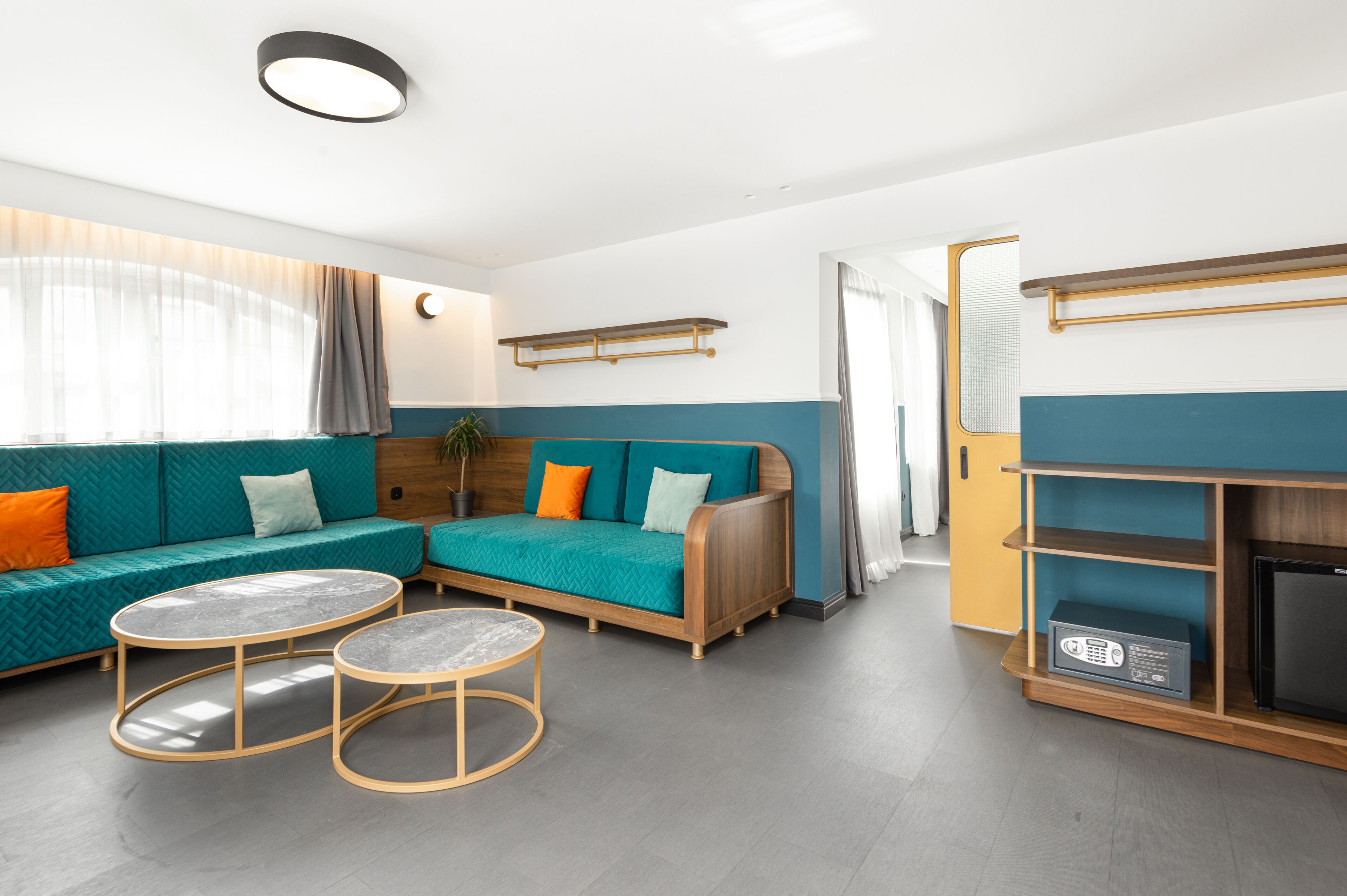 Minibar, coffres-forts dans les chambres, décoration personnalisée