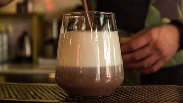 Un barman sirviendo una bebida en un vaso.
