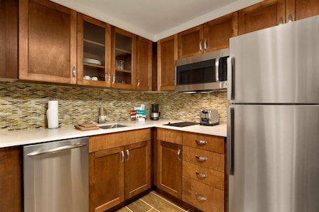 Refrigerador con freezer, microondas, horno, placa de cocina