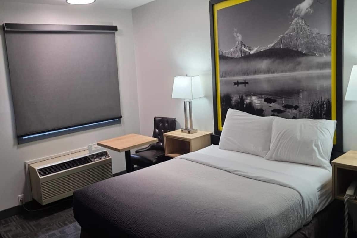 Habitación, 1 cama de matrimonio, accesible en silla de ruedas, no fumadores (Bathtub W/grab Bars) | Tabla de planchar con plancha, camas supletorias, wifi gratis