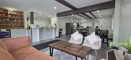 Área de estar no saguão. Super 8 by Wyndham Clearwater BC