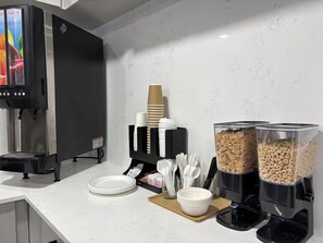 Breakfast area - Super 8 by Wyndham Clearwater BC (Clearwater)