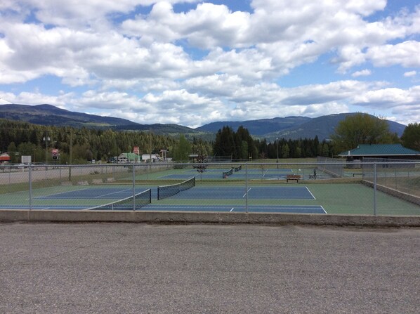 Exterior - Super 8 by Wyndham Clearwater BC (Clearwater)