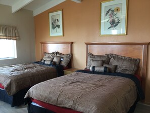 Premium bedding, desk, cribs/infant beds, free WiFi - Pelican Inn and Suites (Toms River)