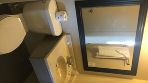 Bathroom - Pelican Inn and Suites (Toms River)