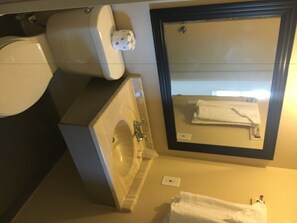 Douche, articles de toilette gratuits, serviettes fournies