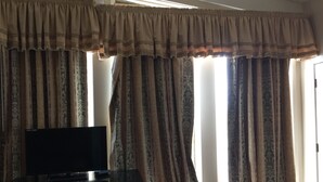 Queen Double Room | Living area - Pelican Inn and Suites (Toms River)