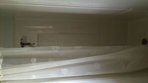 Queen Double Room | Bathroom shower - Pelican Inn and Suites (Toms River)