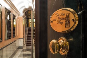 L'ingresso di un hotel con un cartello che recita 'The Inn at the Spanish Steps'.