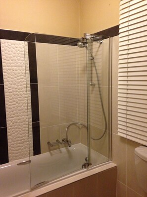 Casa estándar, 1 habitación (Acacia House) | Regadera en el baño