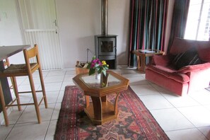 Standard-Haus, 1 Schlafzimmer (Acacia House) | Wohnbereich | Fernseher, Kamin