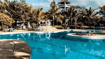 2 outdoor pools