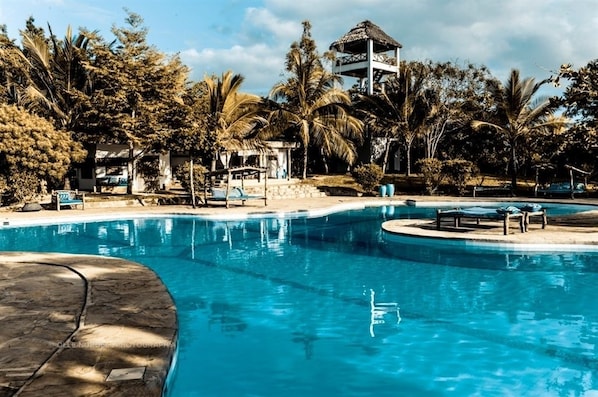 2 outdoor pools
