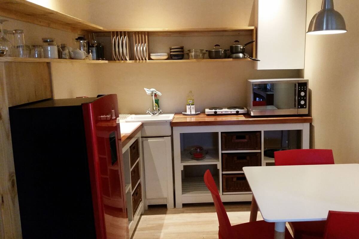 Self catering garden cottage | Private kitchen | Electric kettle, cookware/dishes/utensils