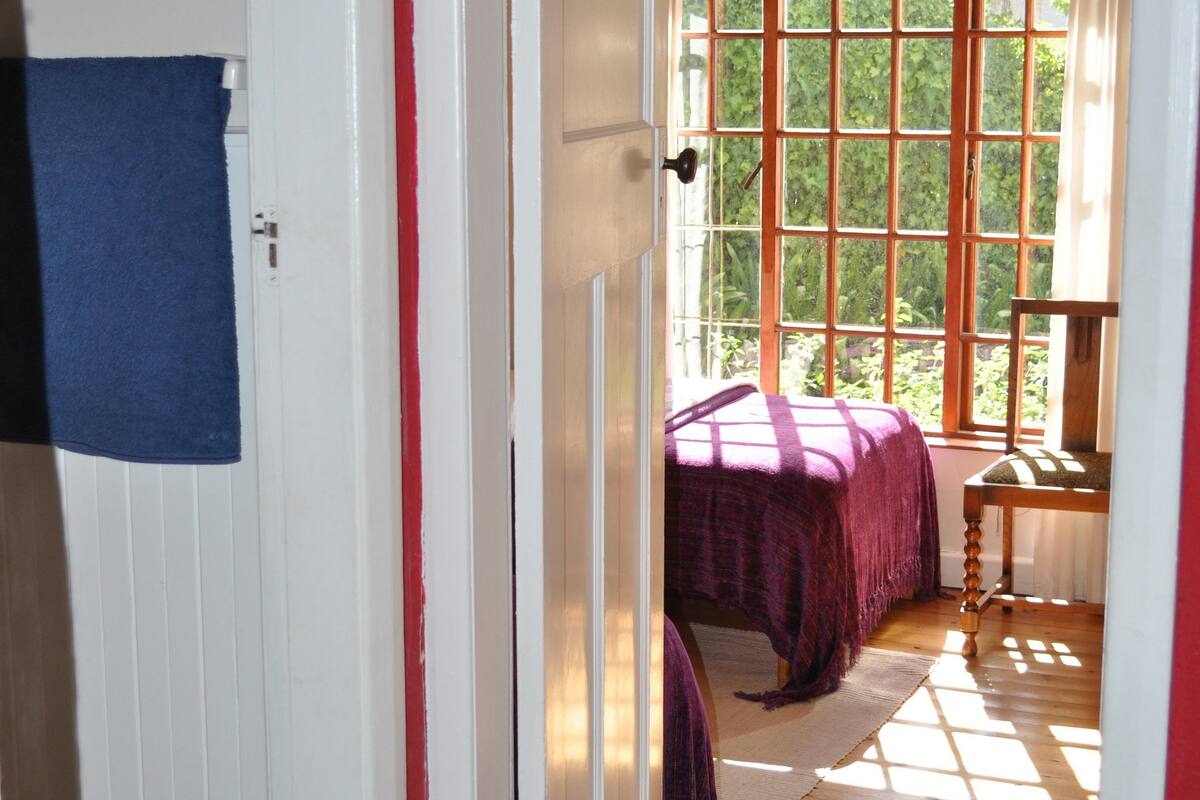 Ground level twin room | Individually decorated, desk, iron/ironing board, free WiFi