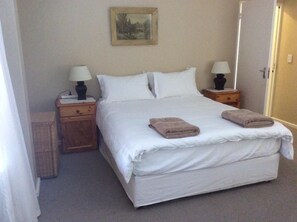 1 bedroom, iron/ironing board, bed sheets - Galileo Holiday Apartment (Cape Town)