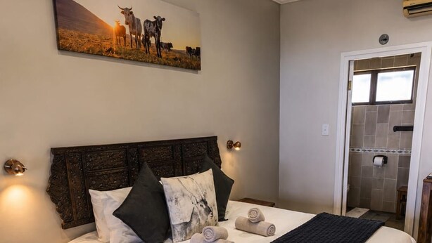 Premium bedding, down comforters, in-room safe, blackout drapes - Lombok Lodge (Port Shepstone)