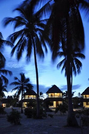 Bagian depan properti - sore/malam