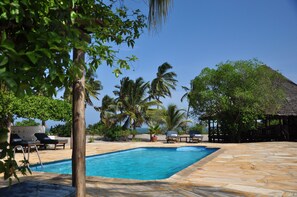 Outdoor pool, open 9 AM to 6 PM, pool loungers - Kijongo Bay Beach Resort (Pangani)