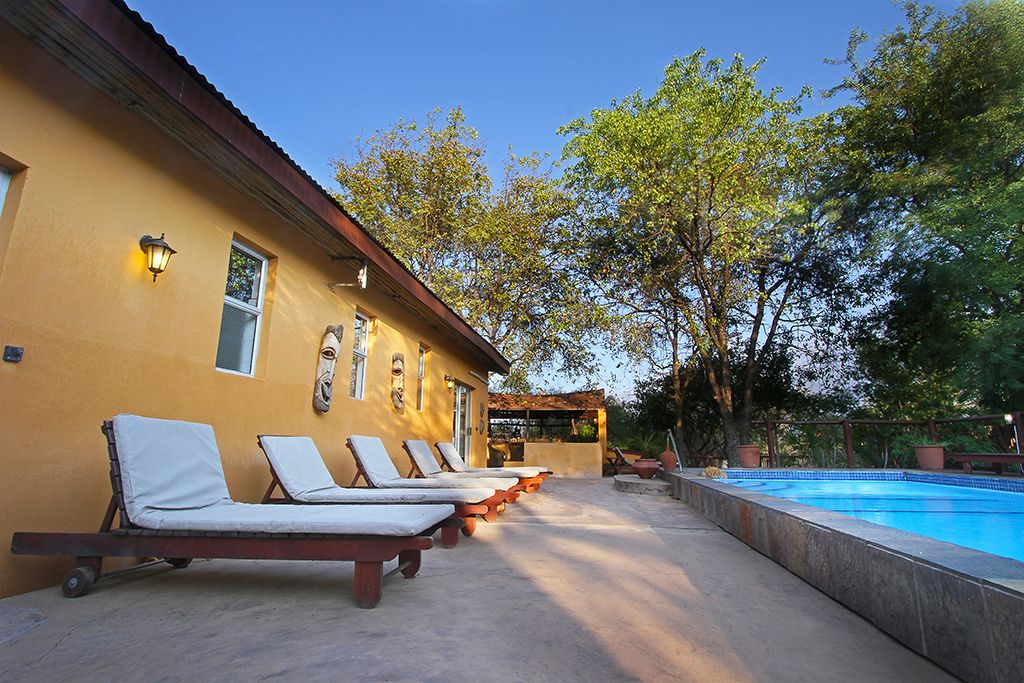 Zona de piscina amb gandules i una piscina.