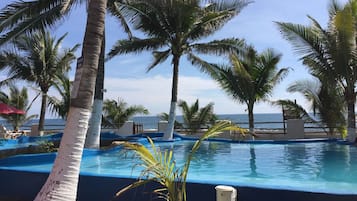 Piscine extérieure, chaises longues