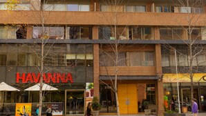 Un edificio de varios pisos con una fachada que dice "HAVANNA".