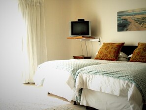 Blackout drapes, soundproofing, free WiFi - The Lighthouse Guesthouse (Umsobomvu)