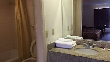 Combined shower/tub, free toiletries