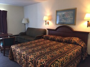 Deluxe Room, 1 King Bed, Jetted Tub | Free WiFi - Ashburn Inn & RV Park (Ashburn)