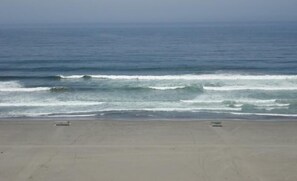 På stranden og parasoller