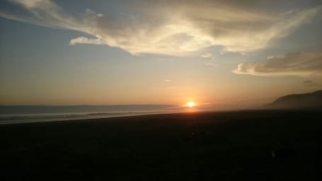 En la playa, sombrillas