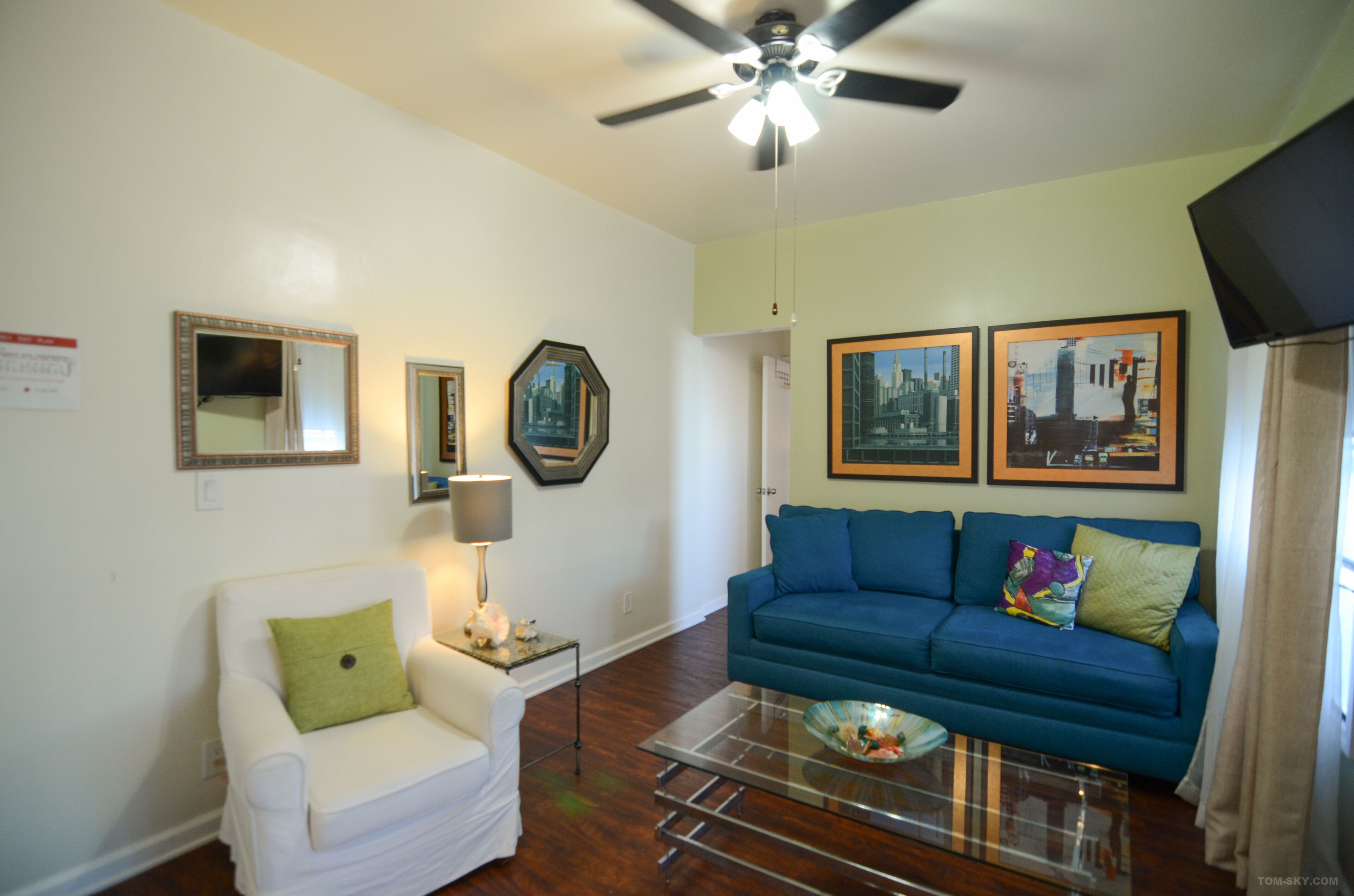 apartment queen | living room | flat-screen tv