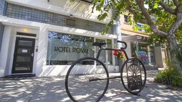 Una bicicleta estacionada frente a un edificio con un letrero que dice 'HOTEL ROYAL'.