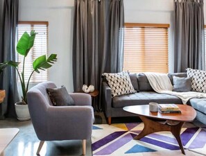 Studiosuite – executive, 2 queensize-senger, ikke-røyk | Oppholdsområde | Flatskjerm-TV