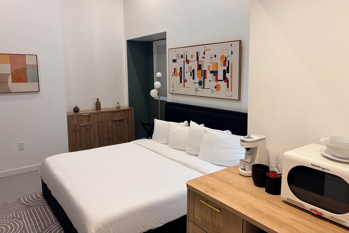 Studio, 1 King Bed, Mobility Accessible | Premium bedding, iron/ironing board (on request), WiFi (free)
