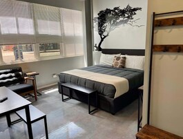 Royal King | Premium bedding, iron/ironing board (on request), WiFi (free)