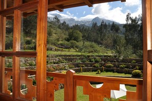 Premium bedding, down duvets, pillow-top beds, soundproofing - Copacabaña Lodge (Carhuaz)