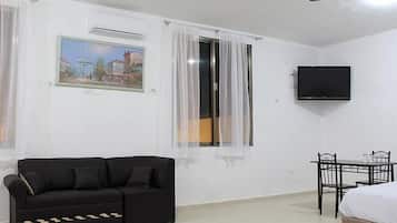 Suite junior, 1 cama de matrimonio grande, vistas a la piscina | Ropa de cama de alta calidad, escritorio, tabla de planchar con plancha