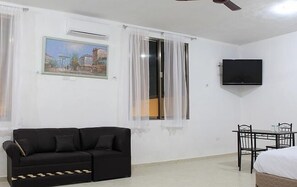 Suíte júnior, 1 cama King, vista para a piscina | Roupas de cama premium, escrivaninha, ferros/tábuas de passar roupa