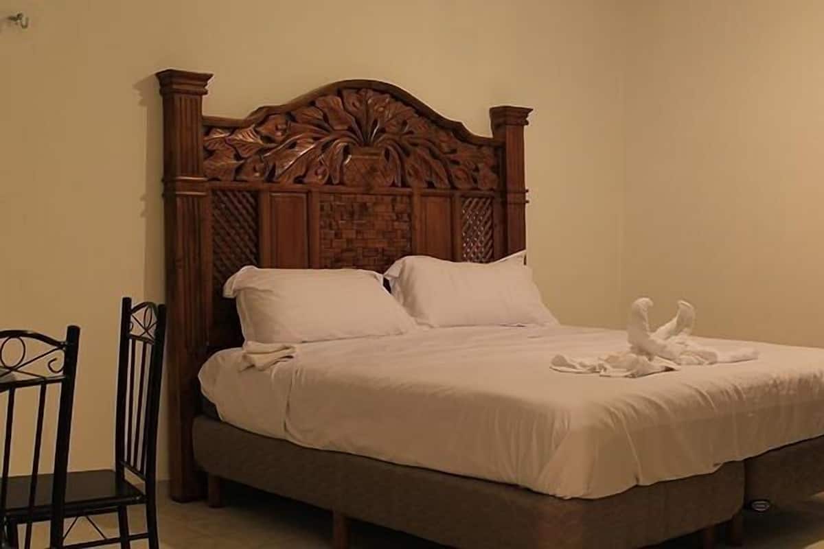 Premium bedding, desk, iron/ironing board, free WiFi