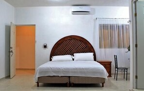 Premium bedding, desk, iron/ironing board, free WiFi - Hotel Hacienda Margot (Valladolid)