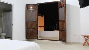Habitación estándar, 1 cama King size | Ropa de cama de alta calidad y escritorio